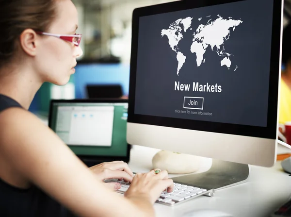 Üzletasszony működő-ra számítógép-val új piacok — Stock Fotó