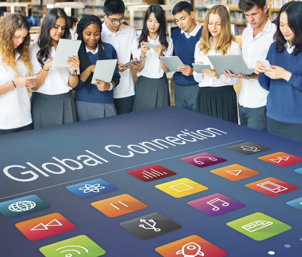 Diversidad de estudiantes con aparatos digitales — Foto de Stock