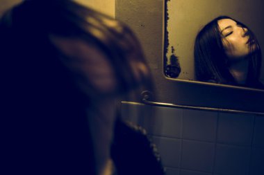 Kapalı gözlerle Asyalı kız