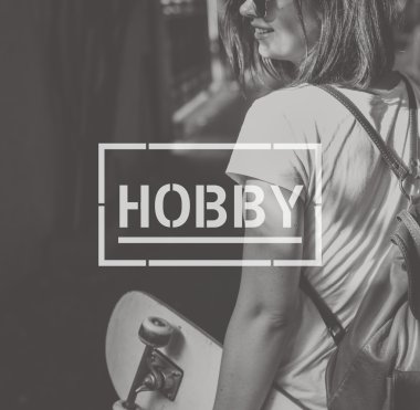 kaykay ile genç kadın 