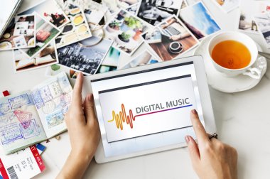 dijital tablet kullanan kadın