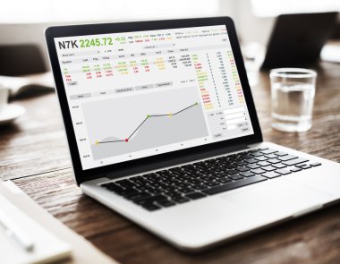 çalışma alanı tablo üstünde laptop  