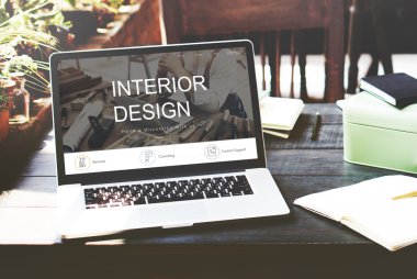 ekranda metin olan dizüstü bilgisayar