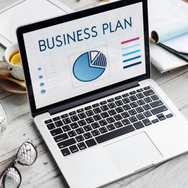 ekrandaki bilgileri ile dizüstü bilgisayar