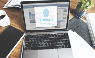 ekranda metin olan dizüstü bilgisayar