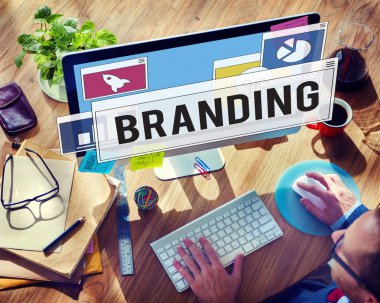 Bilgisayar kullanan adam 