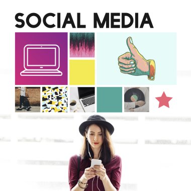 Akıllı telefon tarama şapkalı kadın