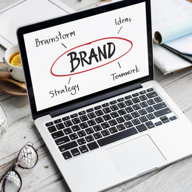 ekrandaki bilgileri ile dizüstü bilgisayar