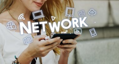 cep telefonu kullaranarak lady