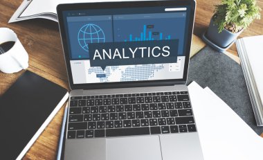 Ofis Masası üstünde laptop 