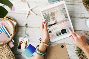 dijital tablet kullanan kadın