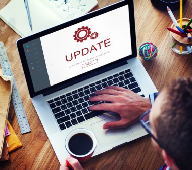 Bilgisayar kullanan adam 