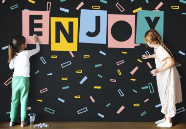 Yazı tahtası üzerinde çizim sevimli küçük kız