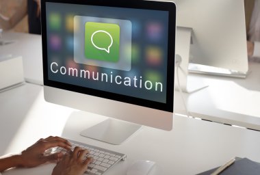 bilgisayar ile çalışan kadın