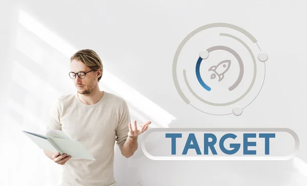Empresário que trabalha com o Target — Fotografia de Stock