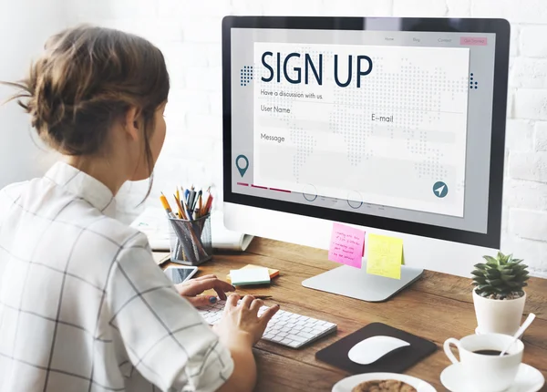 Girl typing on computer keyboard — Stock Photo, Image