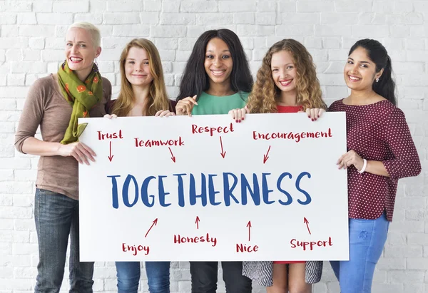 Diversidad mujeres sostiene pancarta — Foto de Stock