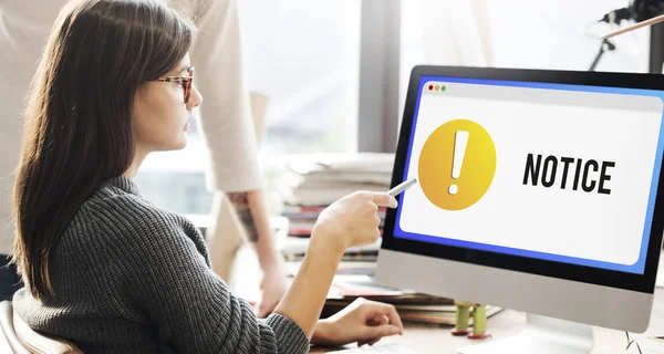 Mujer mostrando en monitor con aviso —  Fotos de Stock