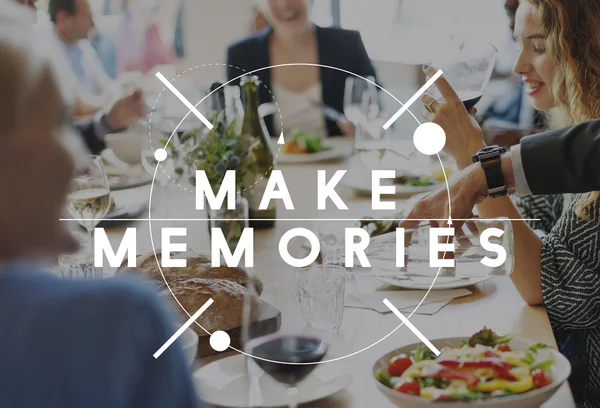 Menschen genießen Essen — Stockfoto