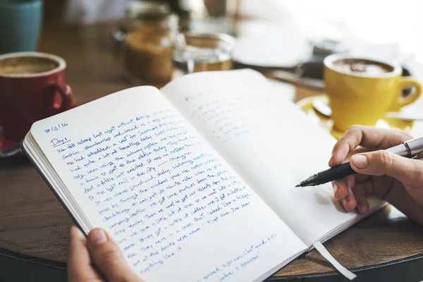 Pessoa escrevendo em diário — Fotografia de Stock