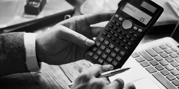 Empresario contando con calculadora —  Fotos de Stock