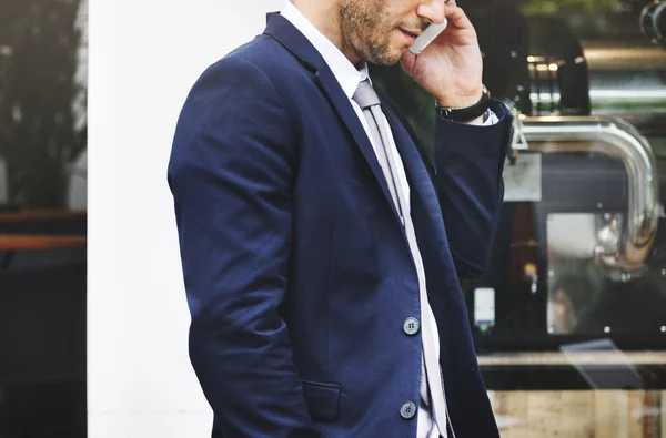 Businessman tolking on phone — Stock Photo, Image