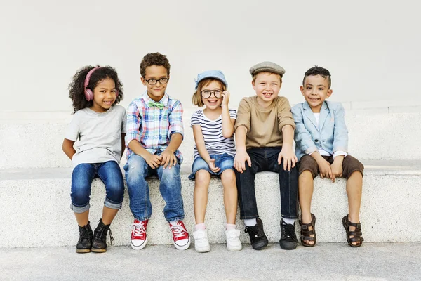 Niños riendo y divirtiéndose — Foto de Stock