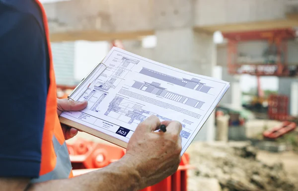 Ingegnere Piano di costruzione di scrittura lavoratore — Foto Stock