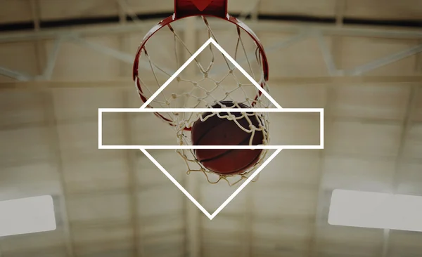 Баскетбольний м'яч потрапляє в мережу — стокове фото