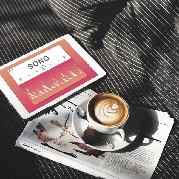 Tazza di caffè, giornale e tablet digitale — Foto Stock