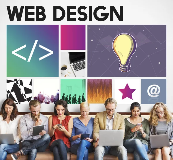 Persone si siedono con i dispositivi e Web Design — Foto Stock