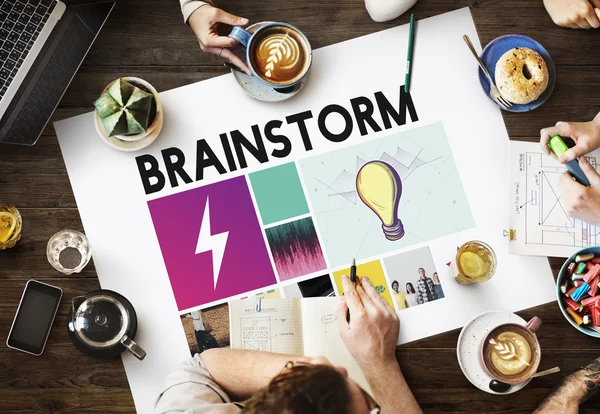 Tabel met poster met brainstorm concept — Stockfoto