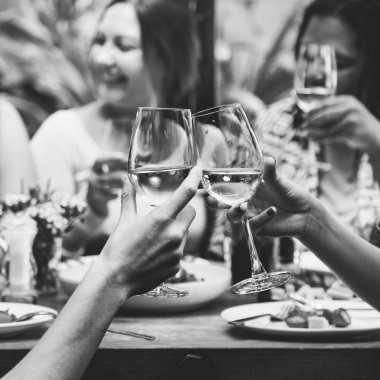 Arkadaşlar birlikte vakit geçiriyorlar.