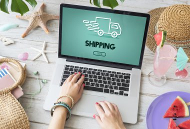 Kadın içinde laptop tarama