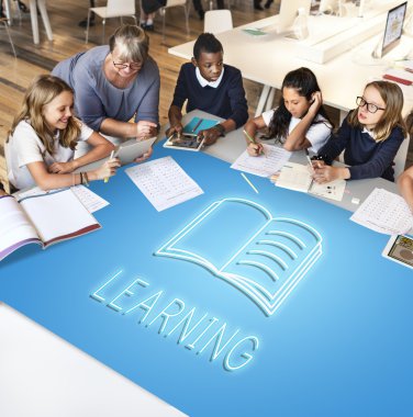 öğretmen okulda öğrenciler ile