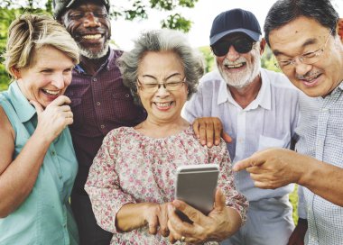Kıdemli arkadaşlar akıllı telefon kullanarak 