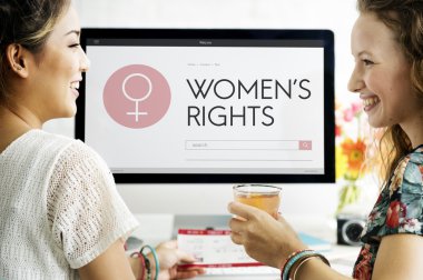 Kadınlar konuşuyor ve gülüyor.