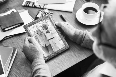 adam tutarak çerçeve resim ile