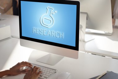 bilgisayar ile çalışan kadın