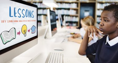 Bilgisayarla okuyan çocuklar