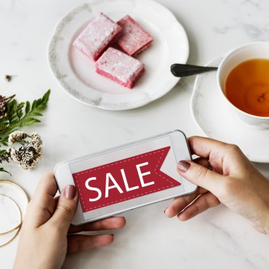 Kadın elinde akıllı telefon