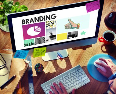 Bilgisayar kullanan adam 