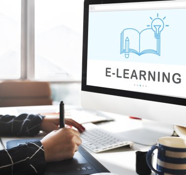 bilgisayar ile çalışan kadın