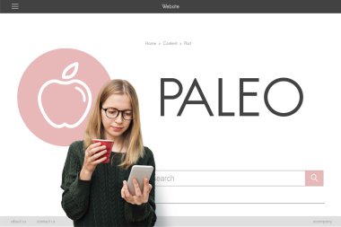 smartphone ve kırmızı Kupası kızla