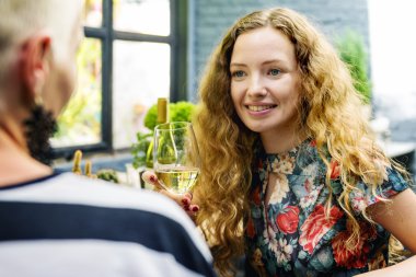 Arkadaşlar birlikte vakit geçiriyorlar.