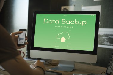 cep telefonu ile çalışan tasarımcı 