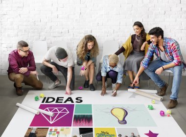 Kattaki insanlar çizim afiş