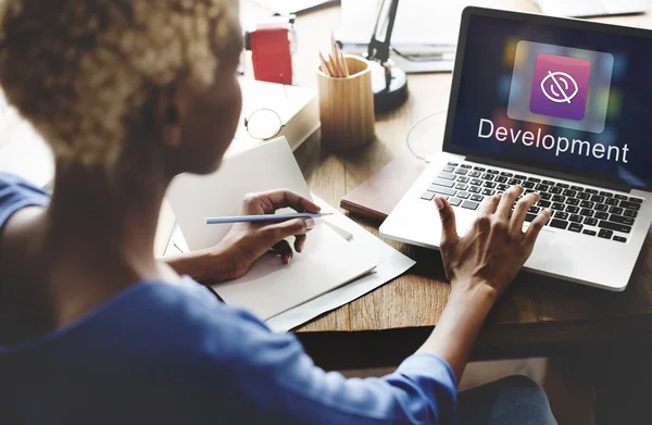 Kvinna som arbetar på laptop med utveckling — Stockfoto