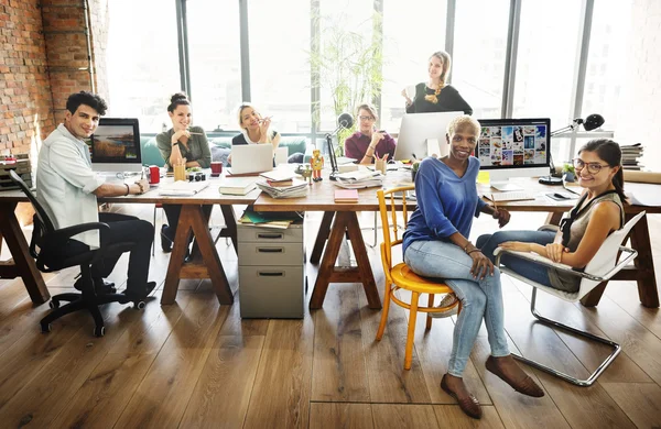 Hipster arbeiten im modernen Büro — Stockfoto