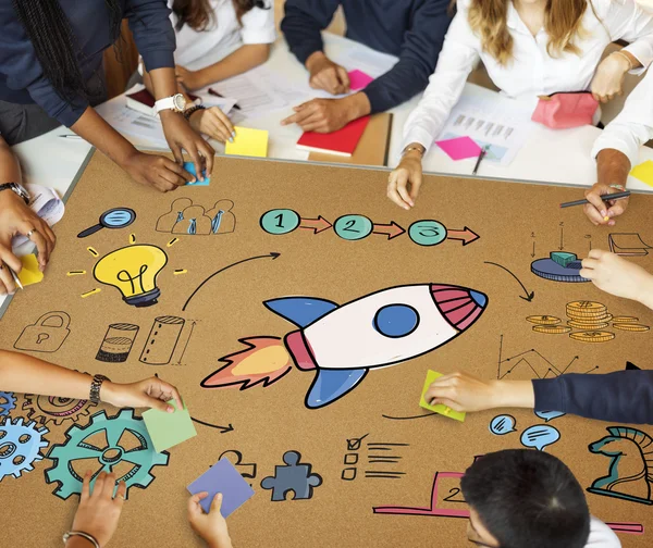 Étudiants brainstorming à l'université — Photo